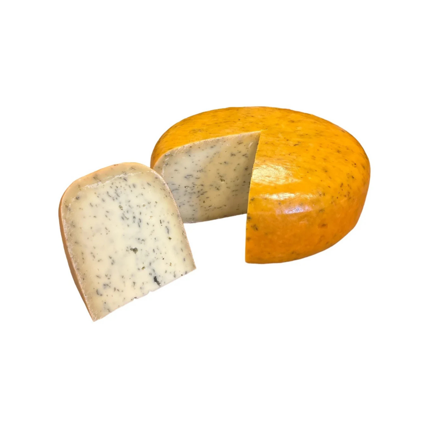 Nātru siers ar zaļiem garšaugu gabaliņiem, sagriezts uz koka dēlīša